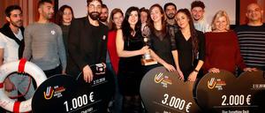 Im Einsatz für Berlin. Gruppenfoto mit den drei Siegern der „Farbe bekennen“-Awards, die am Sonntagabend im Roten Rathaus verliehen wurden.