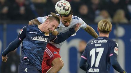 Harte Arbeit. Sebastian Polter und Co. hatten beim 2:2 in Hamburg viel zu tun.