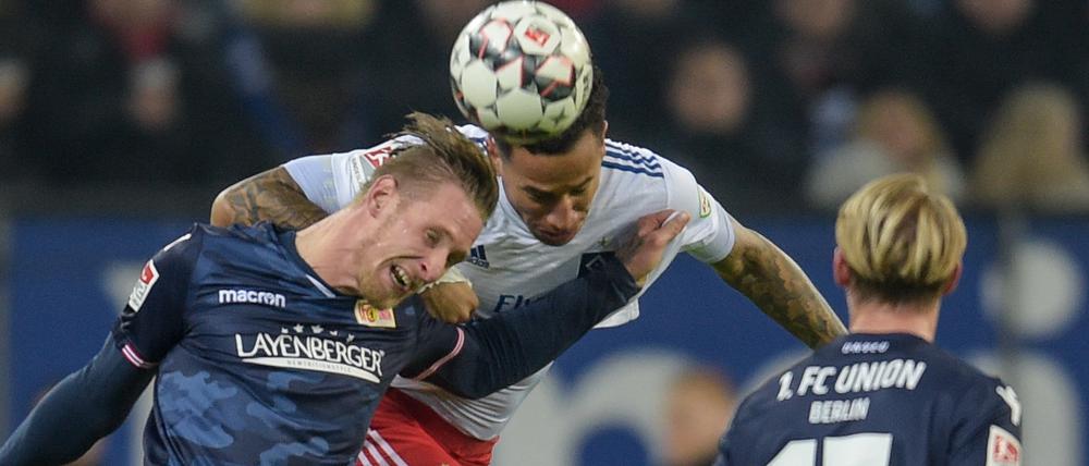 Harte Arbeit. Sebastian Polter und Co. hatten beim 2:2 in Hamburg viel zu tun.