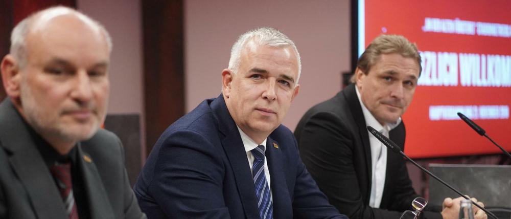 Fußball-Revolutionär? Unions Präsident Dirk Zingler (M.) hat viele Ideen.