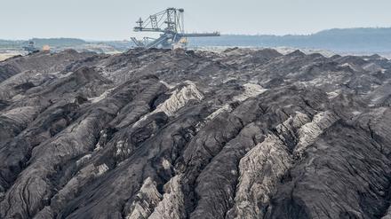 Zurück bleibt eine Wüste. Man mag es kaum glauben, aber aus den Abraumhalden des Kohletagebaus sollen irgendwann wieder blühende Landschaften werden.
