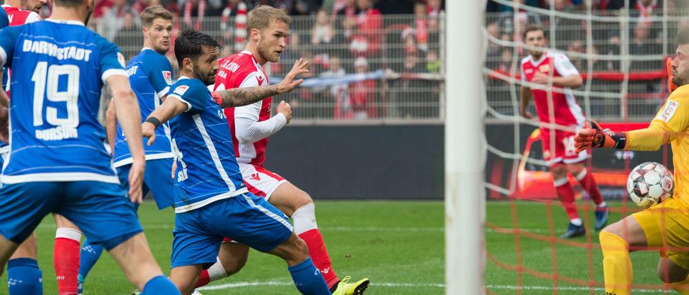 Rein damit. Unions Sebastian Andersson (M.) erzielt das Tor zum 1:0 gegen Darmstadt.