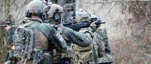Gegen Bundeswehrsoldaten der Eliteeinheit Kommando Spezialkräfte (KSK) wird ermittelt.