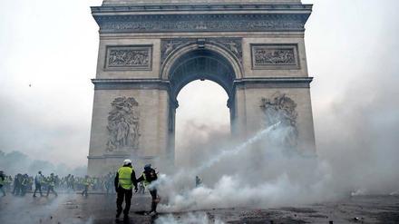 Auch vor dem Triumphbogen in Paris gab es Auseinandersetzungen der Gelbwesten mit der Polizei. 