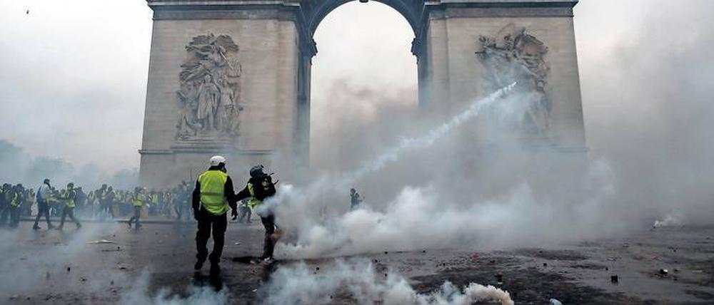 Auch vor dem Triumphbogen in Paris gab es Auseinandersetzungen der Gelbwesten mit der Polizei.