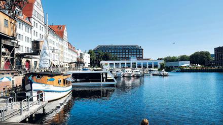 Das Ullsteinhaus am Teltowkanal im Tempelhofer Hafen in Berlin.  