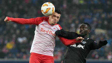 Im Namen der Dose. Salzburgs Zlatko Junuzovic, vormals bei Werder Bremen aktiv, im Duell mit dem Leipziger Jean-Kevin Augustin. 