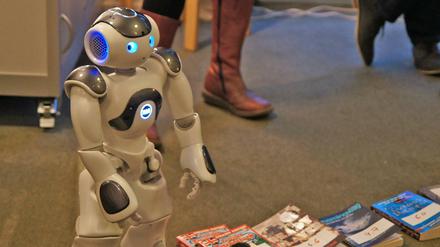 Lesestunde mit Roboter: Die Kinder sollen Nao6 künftig auch Vorlesen. 