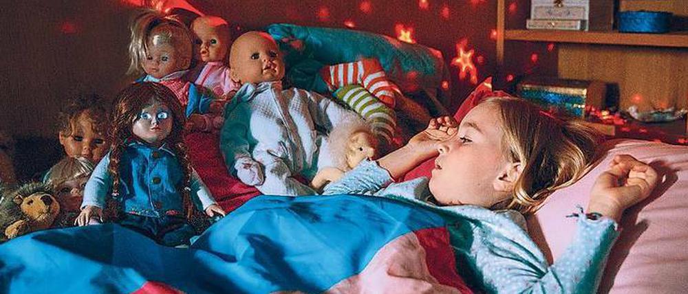 Bezugsperson. Lena Faber (Romy Seitz) hört ihrer Puppe Senta zu. Was sie nicht weiß: Senta ist außer mit einem Lautsprecher auch mit einem Mikrophon ausgestattet.
