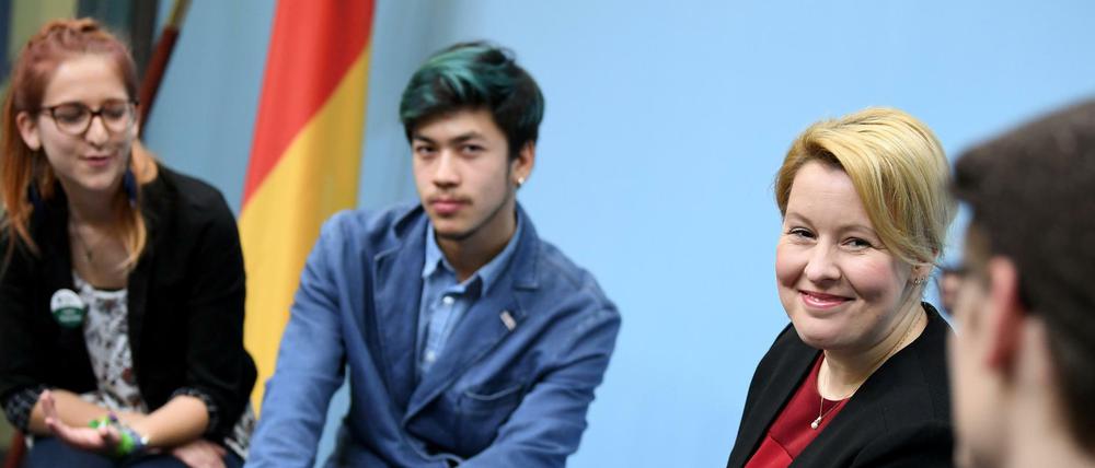 Bundesfamilienministerin Franziska Giffey (SPD, 2.v.r.) spricht mit Freiwilligen über das Konzept zum neuen Jugendfreiwilligenjahr.