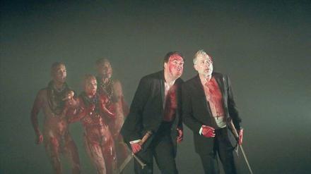 Blutdunst. Sascha Nathan (Macbeth) und Thilo Nest (Banquo), dahinter Niklas Kohrt, Kathrin Wehlisch, Ingo Hülsmann.