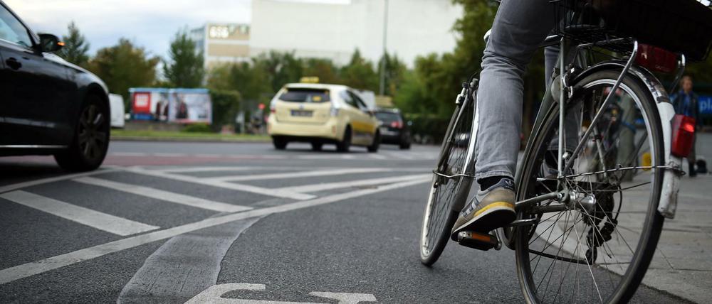 Ein Fahrradfahrer am Radweg am Berliner Moritzplatz