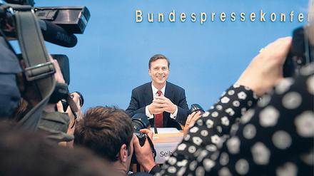 Regierungssprecher Steffen Seibert bei der Bundespressekonferenz. Auch hier wird zuweilen nur "vertraulich" gesprochen. Die Kameras sind dann aus.