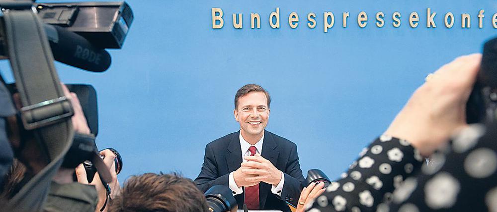 Regierungssprecher Steffen Seibert bei der Bundespressekonferenz. Auch hier wird zuweilen nur "vertraulich" gesprochen. Die Kameras sind dann aus.