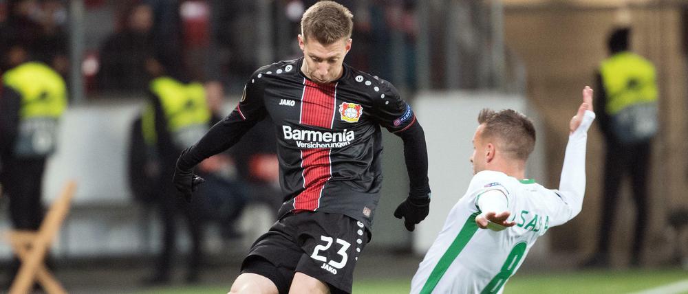 Millimetersache. Der ehemalige Hertha-Profi Mitchell Weiser bewahrte Bayer Leverkusen mit seinem Treffer vor einer Niederlage.