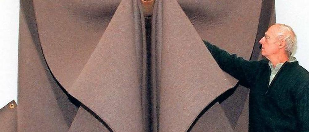 Robert Morris vor einer seiner Arbeiten.