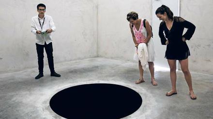 Eine Scheibe oder ein Loch? Im März fiel ein Museumsbesucher im portugiesischen Porto in Anish Kapoors Installation "Descent Into Limbo"., 