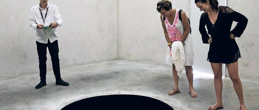 Eine Scheibe oder ein Loch? Im März fiel ein Museumsbesucher im portugiesischen Porto in Anish Kapoors Installation "Descent Into Limbo".,