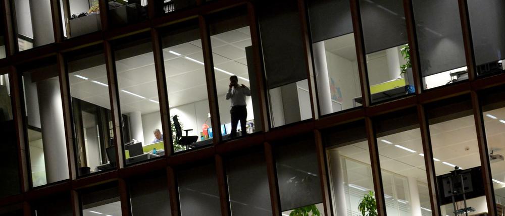 Mal wieder länger im Büro? Ein Mann im Europaviertel von Frankfurt am Main.