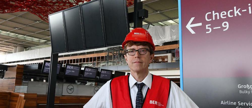 Flughafenchef Engelbert Lütke Daldrup steht in einem Terminal des Flughafens Berlin Brandenburg (BER). 