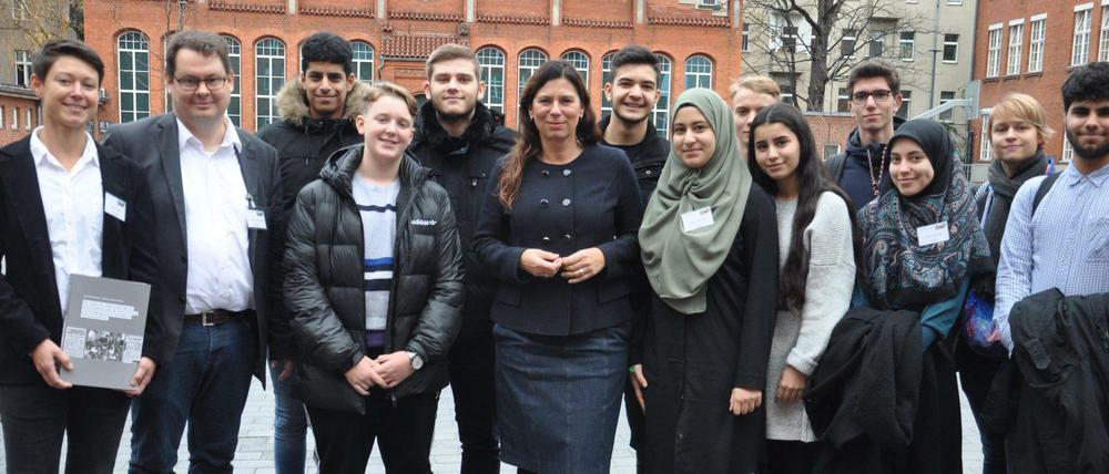 Bildungssenatorin Sandra Scheeres (Mitte) stellte die Studie im Ernst-Abbe-Gymnasium vor.