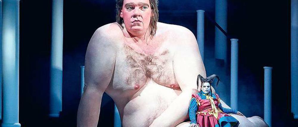 Wuchtige Erscheinung. Benny Claessens tritt als nackte Pappfigur und Schleiertänzerin Salome auf.