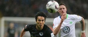 Ball und Gegner im Blick. Wout Weghorst (r.) und seine Wolfsburger zeigten in Frankfurt ein starkes Auswärtsspiel.