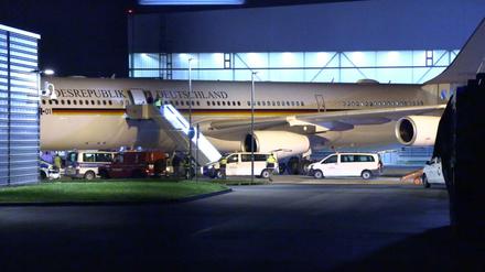 Der Kanzler-Airbus "Konrad Adenauer" auf dem Rollfeld des Flughafens Köln/Bonn.