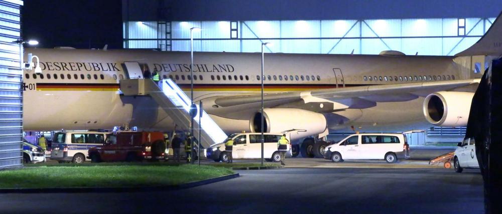 Der Kanzler-Airbus "Konrad Adenauer" auf dem Rollfeld des Flughafens Köln/Bonn.