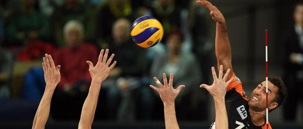 Berlins Benjamin Patch kam zu selten am Block der Alpenvolleys vorbei.