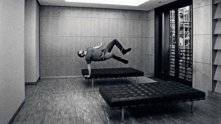 Schweben ist schöner. Der Künstler Sebastian Stumpf nähert sich dem legendären „Daybed“ von Mies van der Rohe – eine Fotoarbeit von 2008. 