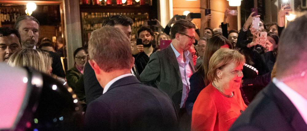 Bundeskanzlerin Angela Merkel verlässt am Abend nach dem Ende des G-20-Gipeltreffens das Restaurant Don Julio.