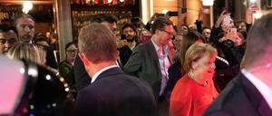 Bundeskanzlerin Angela Merkel verlässt am Abend nach dem Ende des G-20-Gipeltreffens das Restaurant Don Julio. 