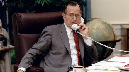 US-Präsident George H. W. Bush im Jahr 1990 beim Telefonat mit seinem russischen Amtskollegem Michail Gorbatschow.