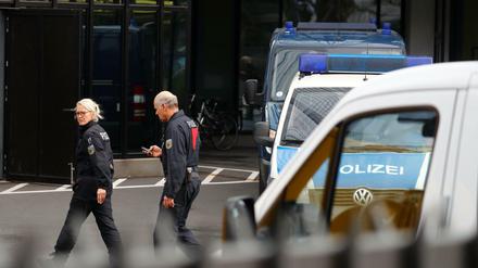 Polizeibeamte vor der Zentrale der Deutschen Bank in Frankfurt.