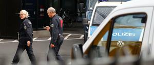 Polizeibeamte vor der Zentrale der Deutschen Bank in Frankfurt.