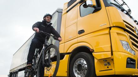 Abbiegen neben Lastwagen - das ist nur eine von vielen heiklen Situationen. 
