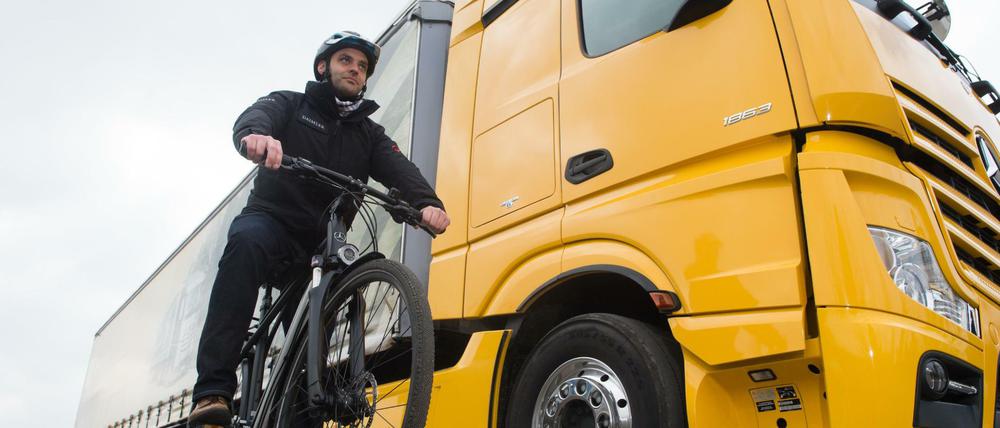 Abbiegen neben Lastwagen - das ist nur eine von vielen heiklen Situationen.
