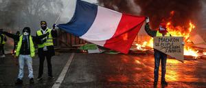 Demonstranten mit französischer Fahne in Paris