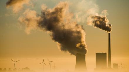 Das Kohlekraftwerk Mehrum in Hohenhameln in Niedersachen und Windräder. 