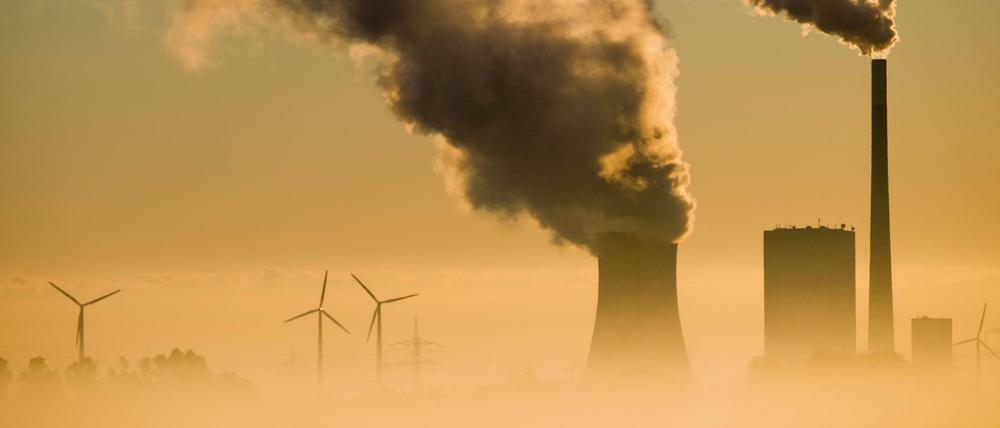 Das Kohlekraftwerk Mehrum in Hohenhameln in Niedersachen und Windräder. 