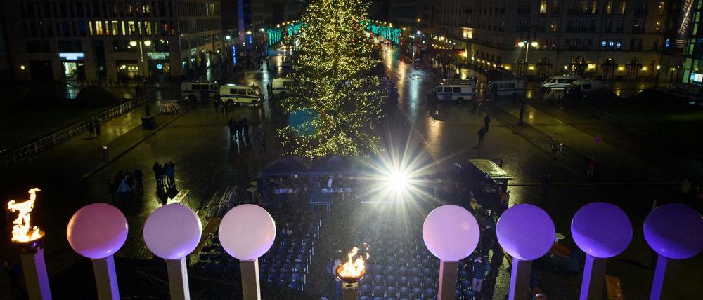 Europas größter Chanukka-Leuchter steht im Gegenlicht eines Scheinwerfers vor dem traditionellen Weihnachtsbaum auf dem Pariser Platz.