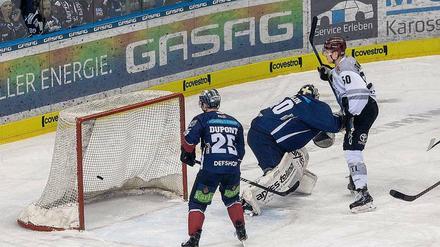 Und los geht es. Alexander Oblinger (in Weiß) trifft zum 1:0 für die Kölner, Eisbären-Torwart Kevin Poulin ging zwei Gegentore später dann entnervt vom Eis. 