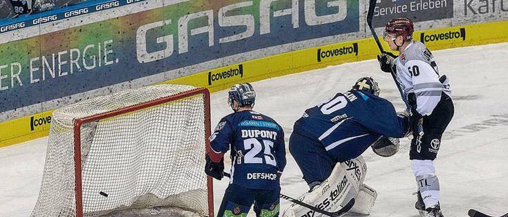 Und los geht es. Alexander Oblinger (in Weiß) trifft zum 1:0 für die Kölner, Eisbären-Torwart Kevin Poulin ging zwei Gegentore später dann entnervt vom Eis. 