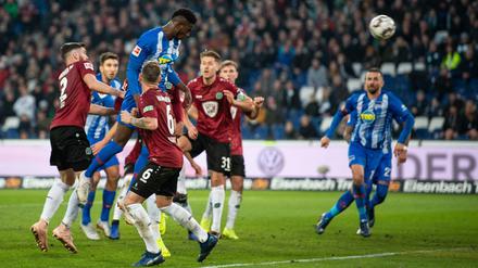 Dann hebt er ab. Und völlig losgelöst trifft Jordan Torunarigha per Kopf zum 1:0 für Hertha BSC.