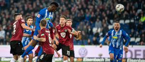 Dann hebt er ab. Und völlig losgelöst trifft Jordan Torunarigha per Kopf zum 1:0 für Hertha BSC.
