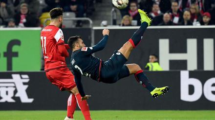 Hübsche Einlage: Der Mainzer Giulio Donati (r) beim Rückzieher.