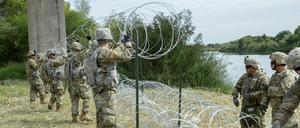 Mitglieder des US-Militärs legen Stacheldraht entlang der amerikanisch-mexikanischen Grenze