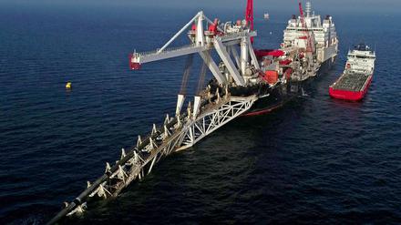 Das Schiff "Audacia" verlegt in der Ostsee vor der Insel Rügen Rohre für die Gaspipeline Nord Stream 2.