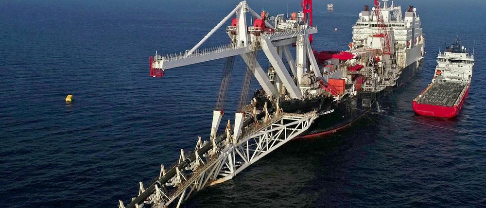 Das Schiff "Audacia" verlegt in der Ostsee vor der Insel Rügen Rohre für die Gaspipeline Nord Stream 2.